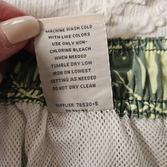 St. John's Bay Men's Green Foliage Swim Trunks Size Medium - Picture 5 of 8